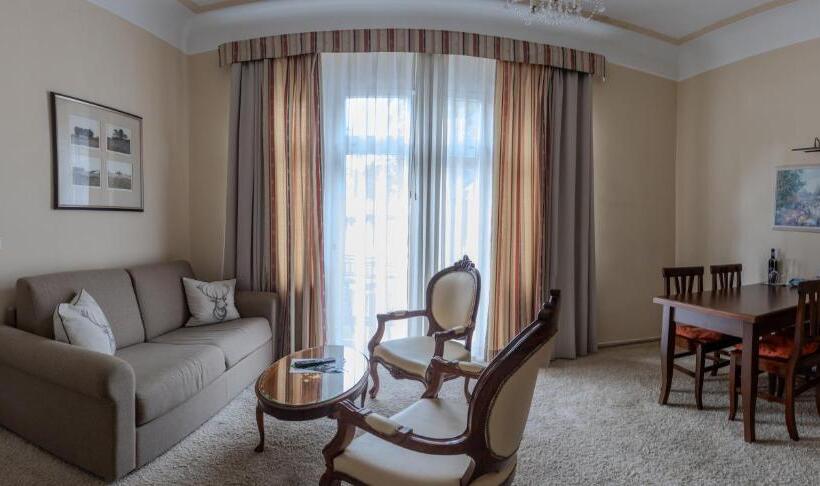 جناح, Weisses Haus