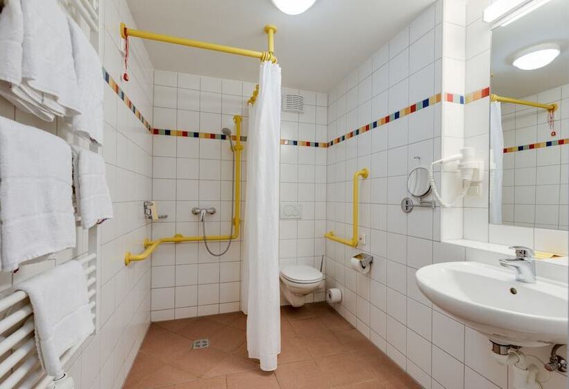 スタンダード４人部屋, Jufa Hotel Veitsch