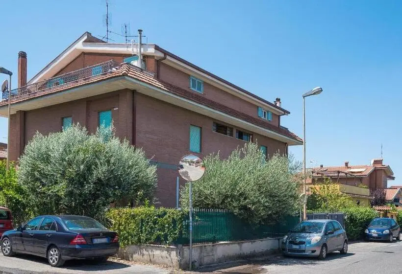 اتاق سه‌نفرۀ استاندارد با سرویس بهداشتی بیرون از اتاق, Travelershome Ciampino Rooms