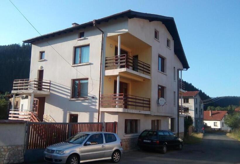 اتاق استاندارد چهارنفره با بالکن, Guest House Lorian