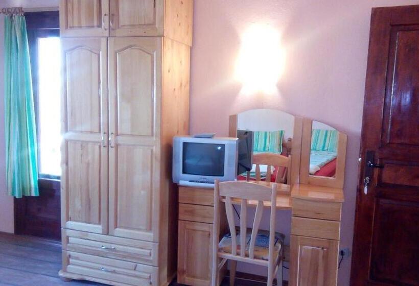 اتاق استاندارد چهارنفره با بالکن, Guest House Lorian