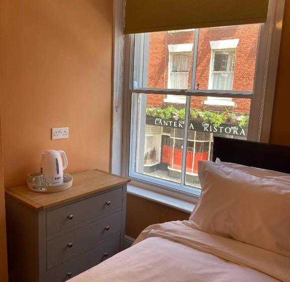 חדר סטנדרט יחיד, The Black Swan