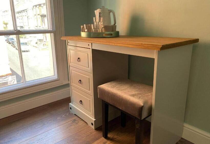 חדר משפחתי, The Black Swan