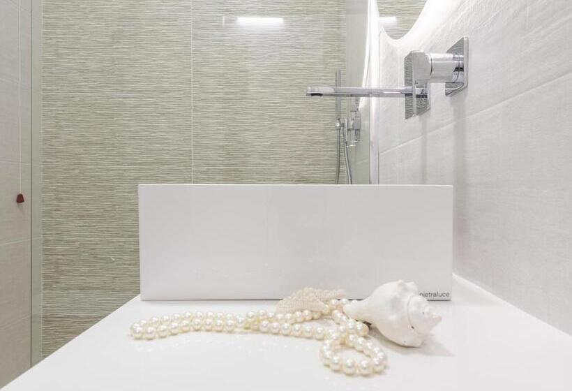 اتاق استاندارد با چشمانداز استخر, Palazzo Michelangelo