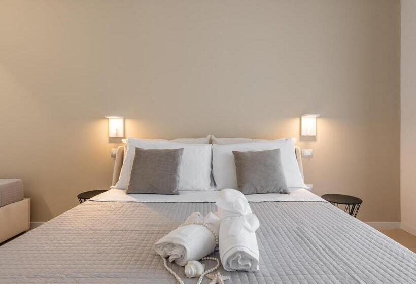 اتاق استاندارد با چشمانداز استخر, Palazzo Michelangelo