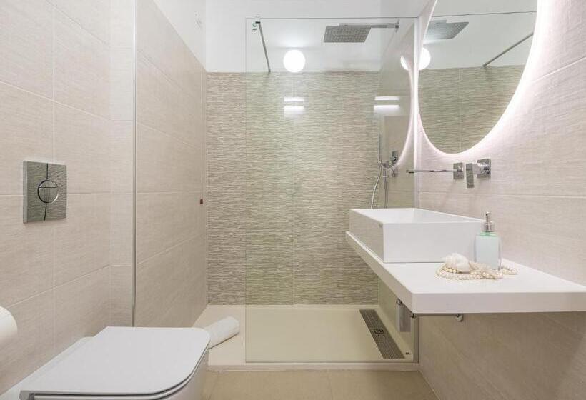 اتاق استاندارد با چشمانداز استخر, Palazzo Michelangelo