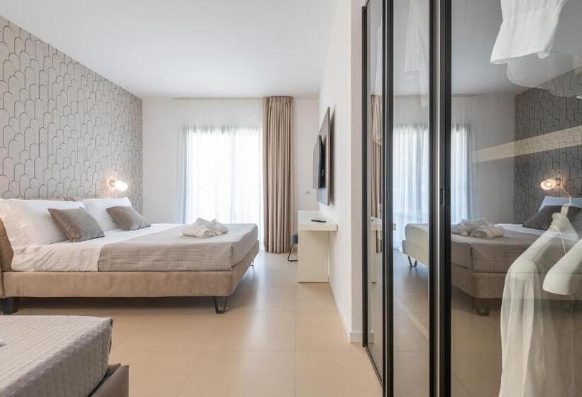 اتاق استاندارد سه تخته با چشمانداز استخر, Palazzo Michelangelo