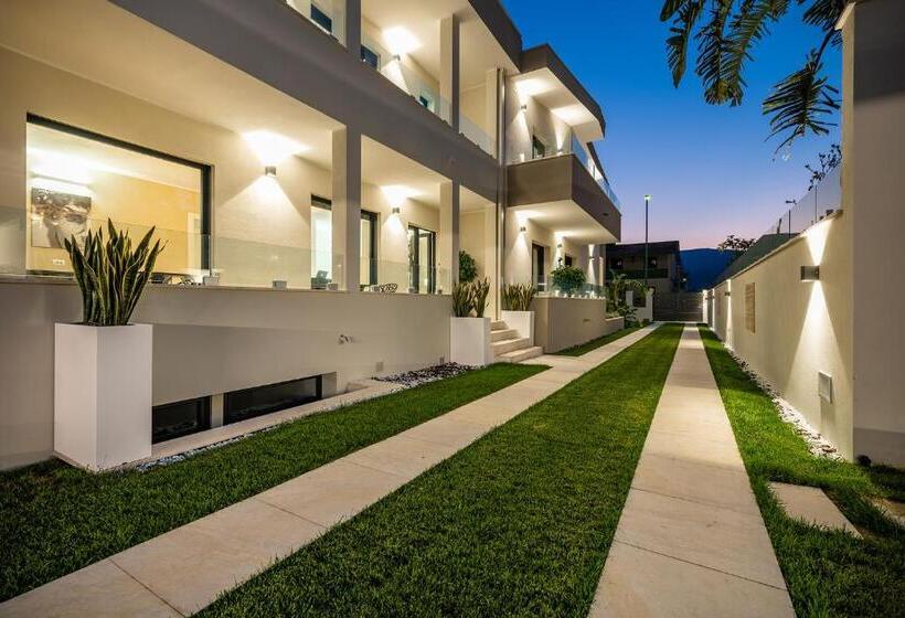 اتاق استاندارد سه تخته با چشمانداز استخر, Palazzo Michelangelo