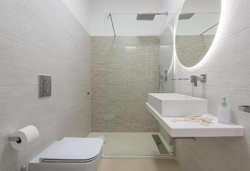 اتاق استاندارد سه تخته با چشمانداز استخر, Palazzo Michelangelo