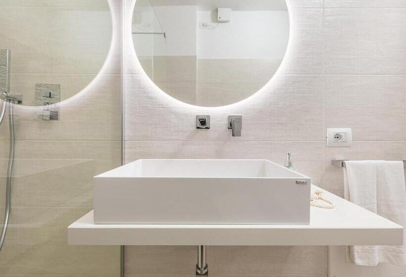 اتاق استاندارد سه تخته با چشمانداز استخر, Palazzo Michelangelo