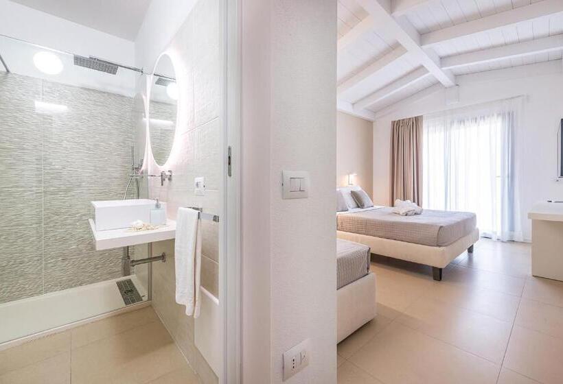 اتاق استاندارد سه تخته با چشمانداز استخر, Palazzo Michelangelo