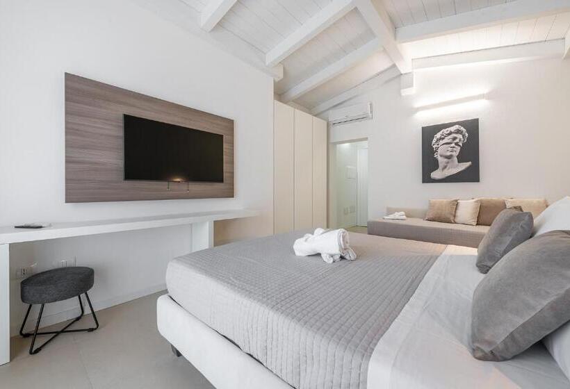 اتاق استاندارد سه تخته با چشمانداز استخر, Palazzo Michelangelo