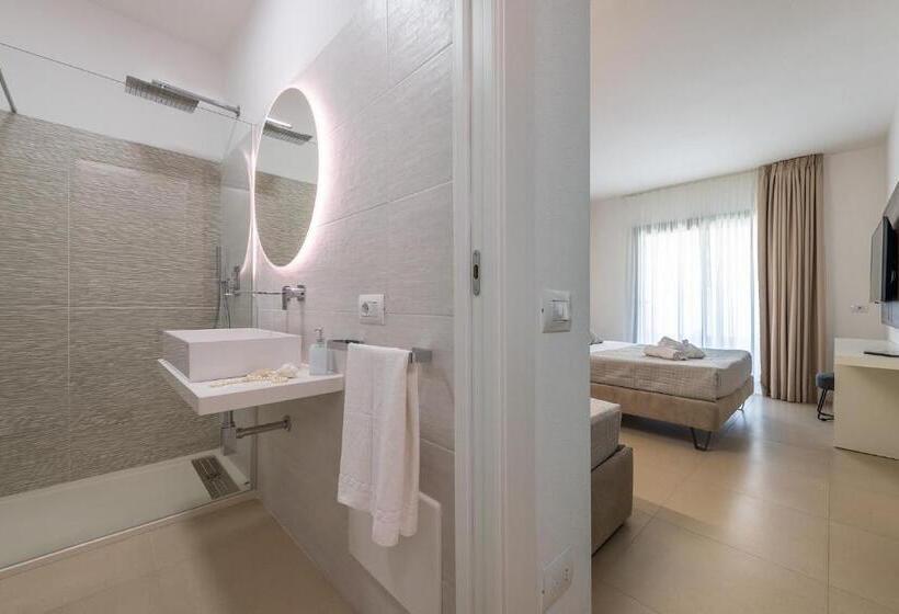 اتاق استاندارد سه تخته با چشمانداز استخر, Palazzo Michelangelo