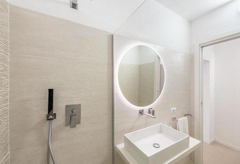 اتاق استاندارد سه تخته با چشمانداز استخر, Palazzo Michelangelo