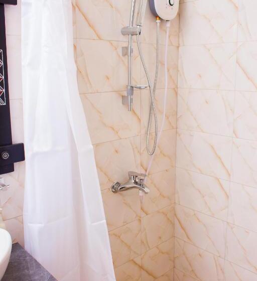 דירת חדר, Van Der Salle   Flovan Plaza