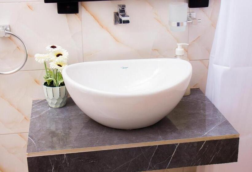 דירת חדר, Van Der Salle   Flovan Plaza