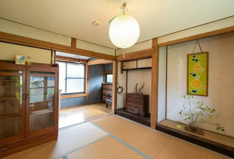 Номер Стандарт, Hostel 東風ノ家（kochi No Ya）