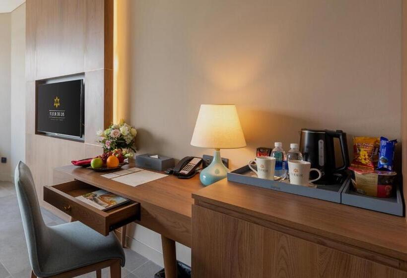 اتاق لوکس با بالکن و چشمانداز دریا, Fleur De Lys Hotel Quy Nhon