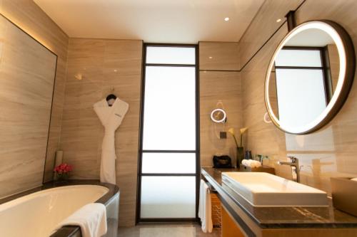 اتاق لوکس با بالکن, Primus Hotel Xuzhou Dalong Lake