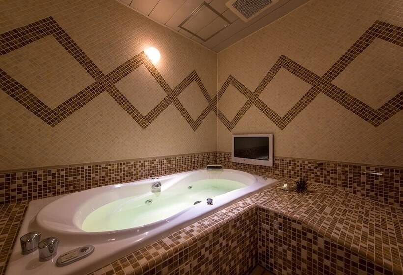 חדר סופריור, C. Chiba Shiroi