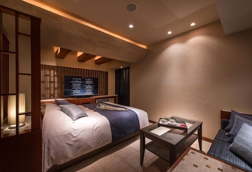 חדר סופריור, C. Chiba Shiroi