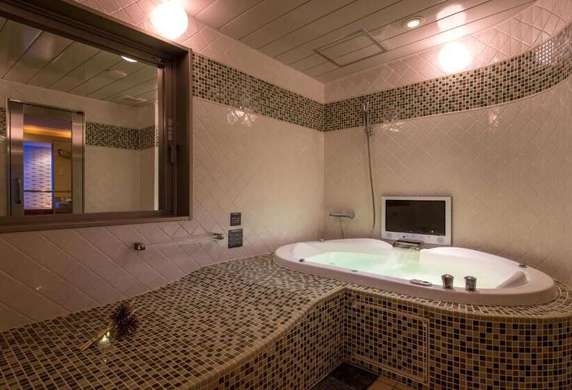 חדר סופריור, C. Chiba Shiroi