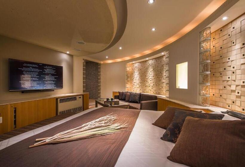 חדר סופריור, C. Chiba Shiroi