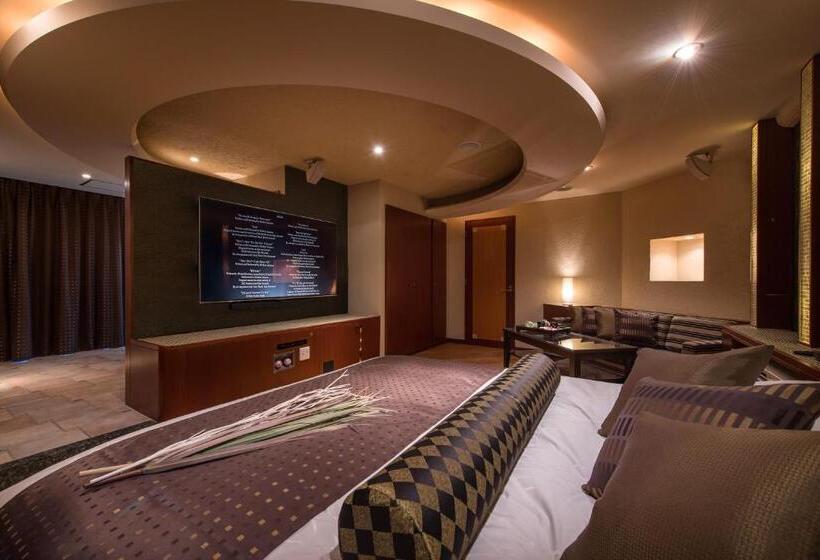 סוויטה עם טרסה, C. Chiba Shiroi