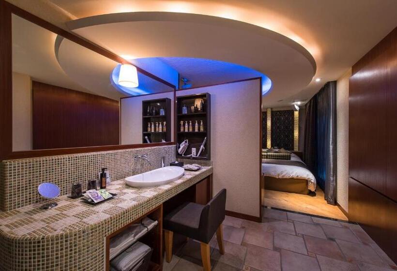 סוויטה עם טרסה, C. Chiba Shiroi