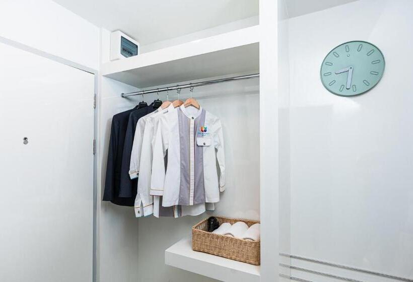 اتاق لوکس, The Hi Place