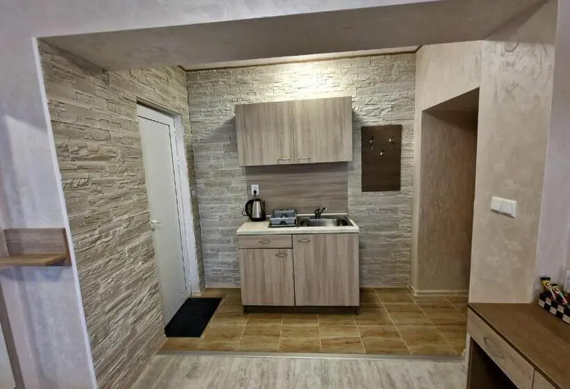 سوئیت جونیور خانوادگی, Guest House Simon Green