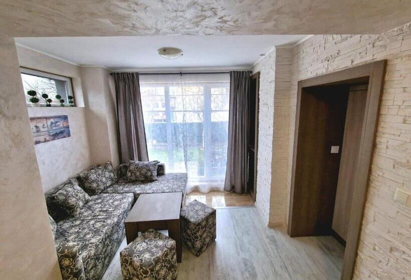 جناح جونيور عائلى, Guest House Simon Green