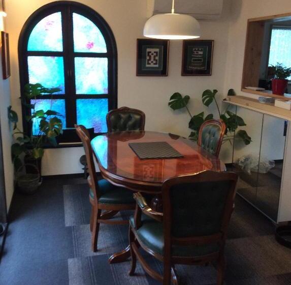 חדר אקונומי, Jonni`s Place