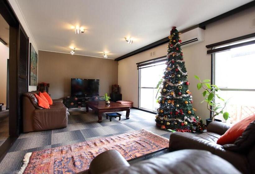 חדר אקונומי, Jonni`s Place