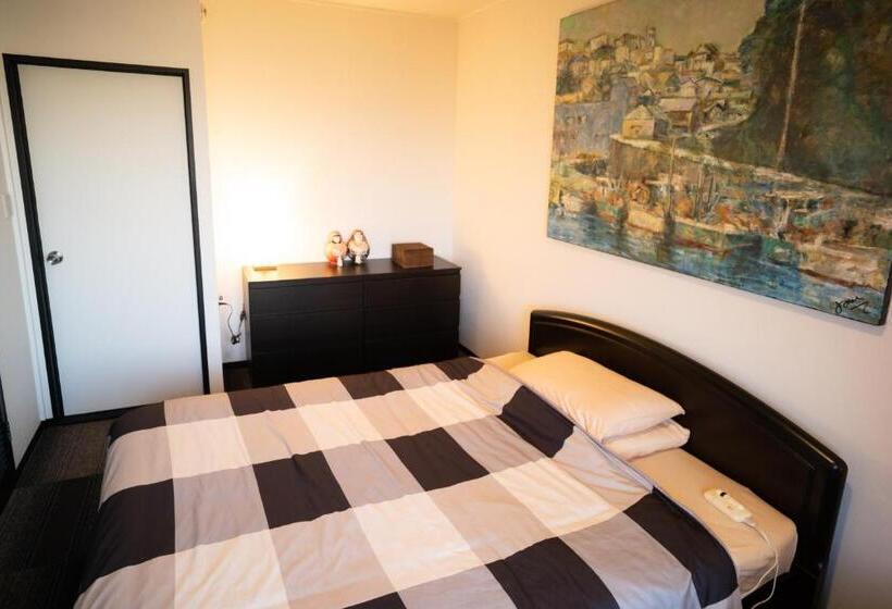 חדר אקונומי, Jonni`s Place