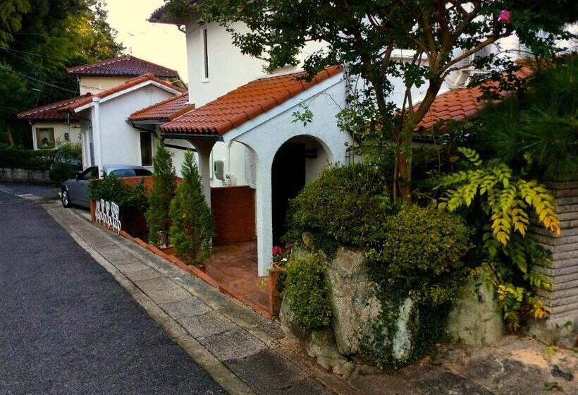 חדר אקונומי, Jonni`s Place