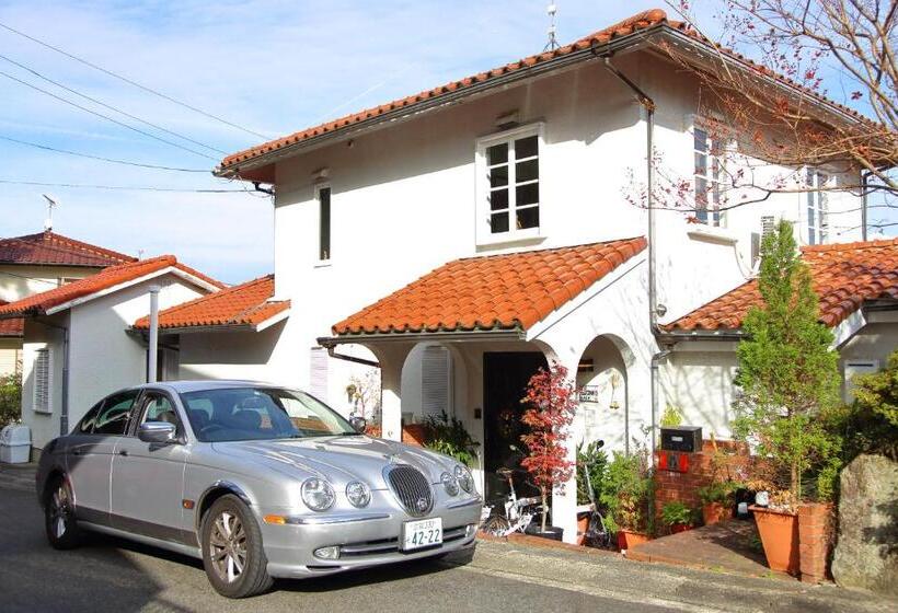 חדר אקונומי, Jonni`s Place