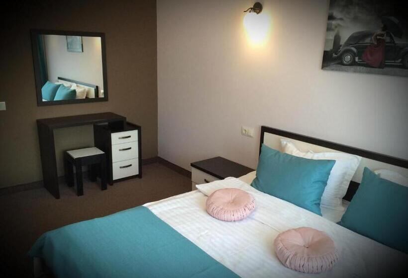 شقة غرفة واحدة, Amber Hotel & Cafe