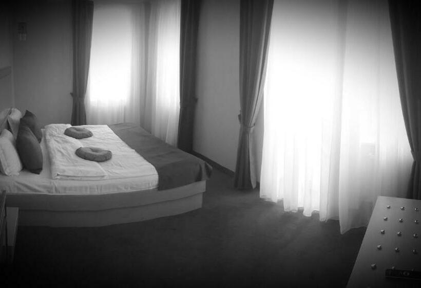 غرفة سوبيريور مزودة بشرفة, Amber Hotel & Cafe