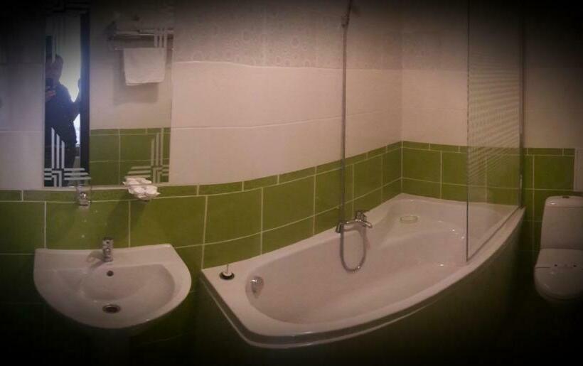 جناح جونيور, Amber Hotel & Cafe