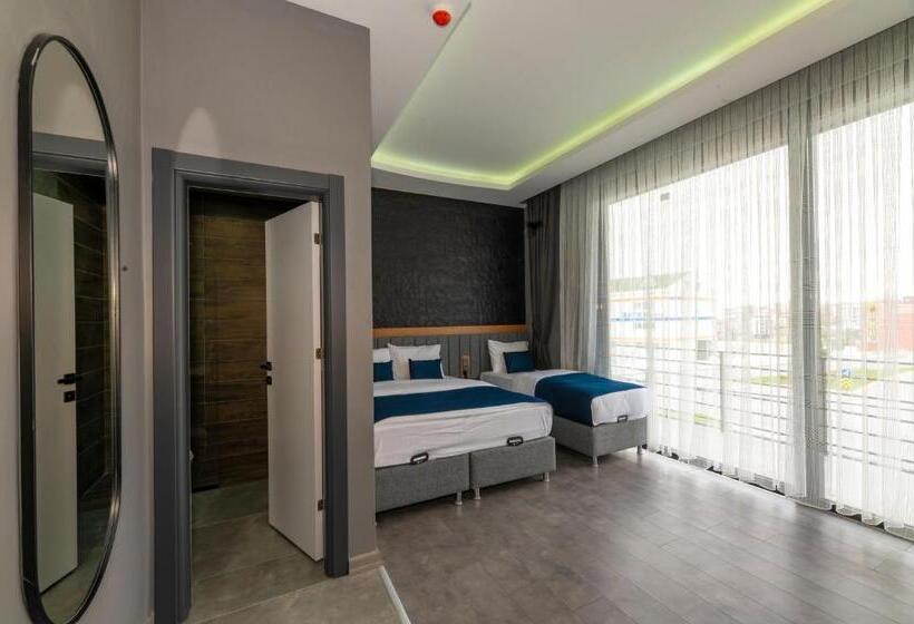 Quarto Estandar com Sacada, Melanj Airport