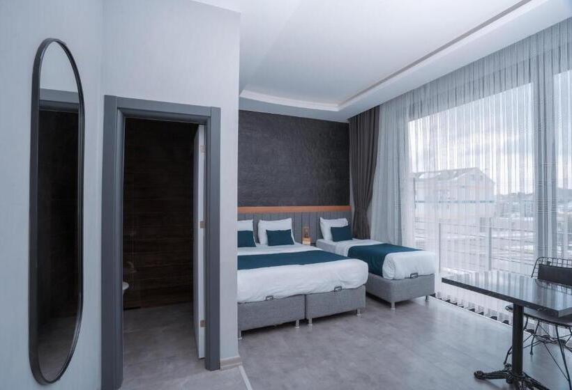 Quarto Triplo Estandar com Sacada, Melanj Airport