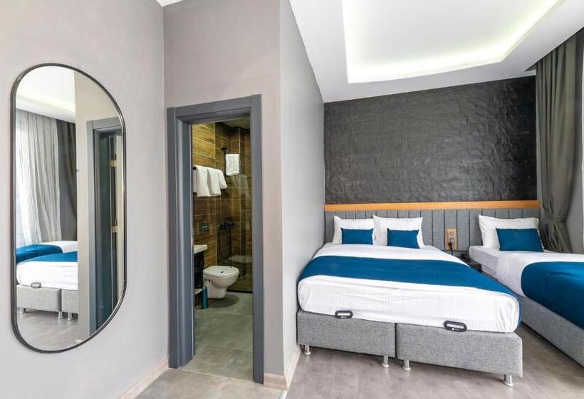 Quarto Triplo Estandar com Sacada, Melanj Airport