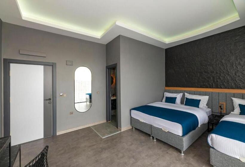 Quarto Triplo Estandar com Sacada, Melanj Airport