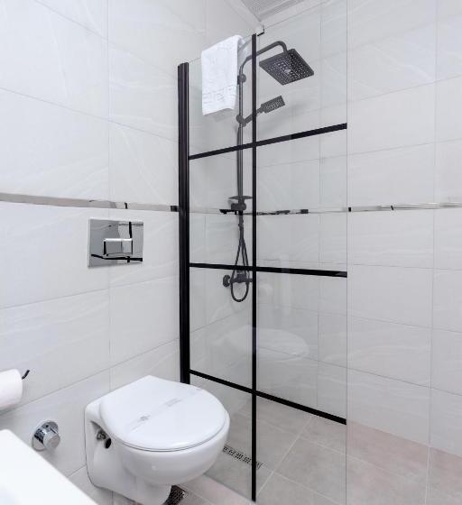 Quarto Estandar Individual, Melanj Airport