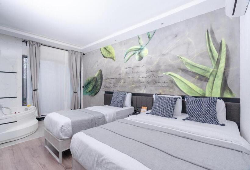 Quarto Triplo Estandar, Melanj Airport