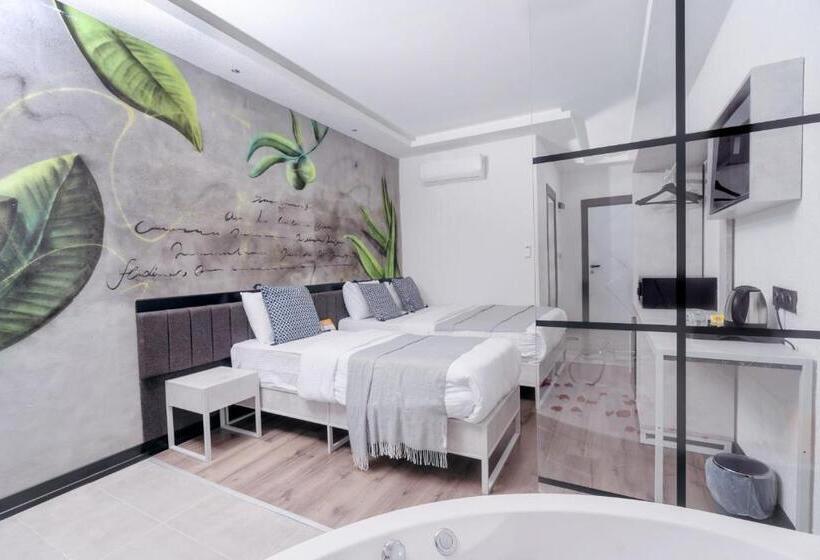 Quarto Triplo Estandar, Melanj Airport