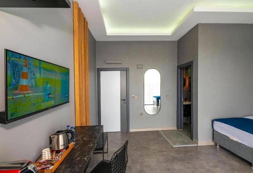 Quarto Triplo Estandar com Sacada, Melanj Airport