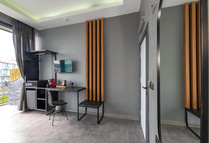 Quarto Triplo Estandar com Sacada, Melanj Airport