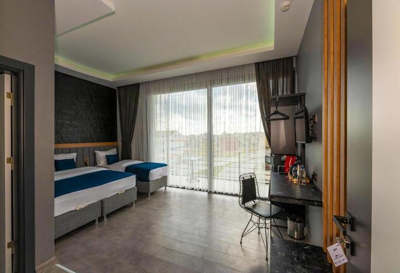 Quarto Triplo Estandar com Sacada, Melanj Airport